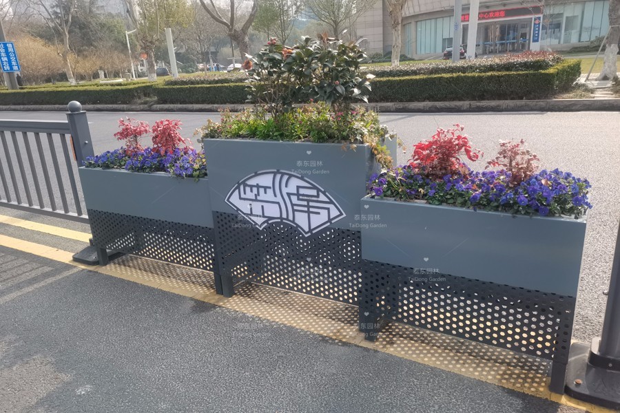 1676683323878733.jpg 花箱